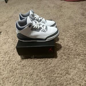 Jordan Gradeschool Sneakers in White and Gray